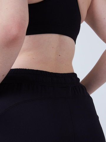 SPORTKIND Loosefit Sporthose 'Caprihose mit Taschen'‌‌‌‌‌ in Schwarz