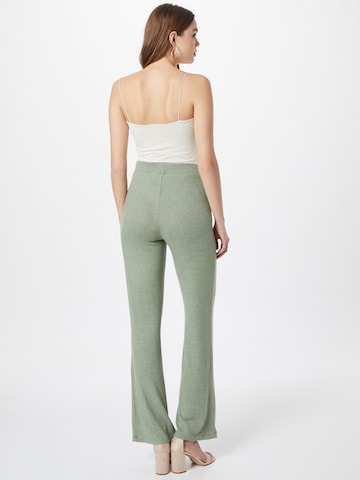 évasé Pantalon 'Lisey' ABOUT YOU en vert