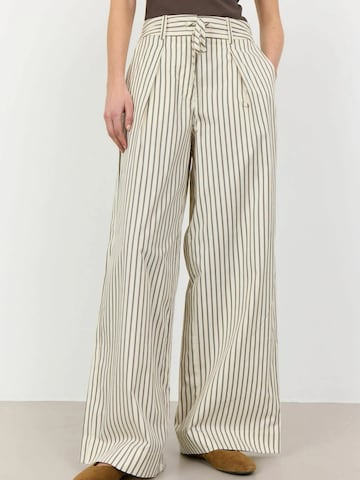 Levete Room Regular Broek 'LUCILLA' in Wit: voorkant