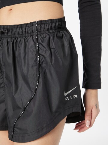 NIKE Regular Sportshorts in Schwarz