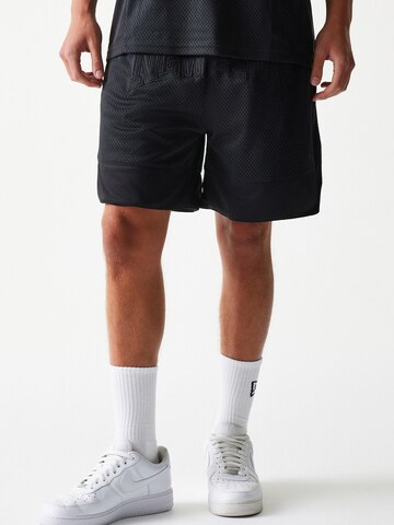 NEW ERA Loosefit Bukser i sort: forside