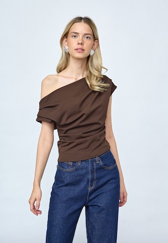 Tricou 'GLUT' de la SISTERS POINT pe maro: față