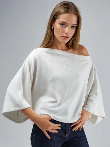 Busem Sweater in White: front