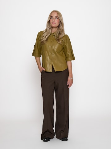 Peppercorn - Pierna ancha Pantalón 'Gaia' en marrón