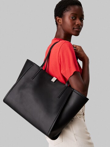Calvin Klein Shopper in Schwarz