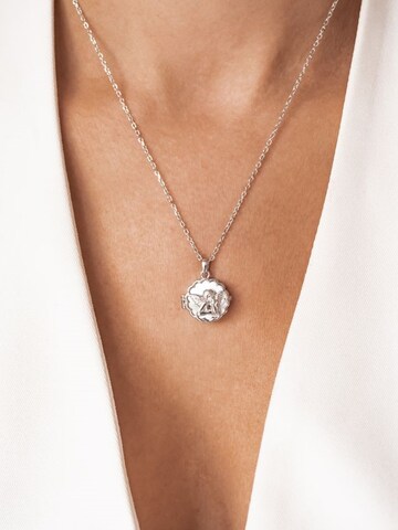 Collana 'Seraphina Locket' di Hey Happiness in argento: frontale