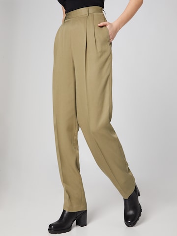 Guido Maria Kretschmer Women Loose fit Pleat-Front Pants 'Lea' in Green: front