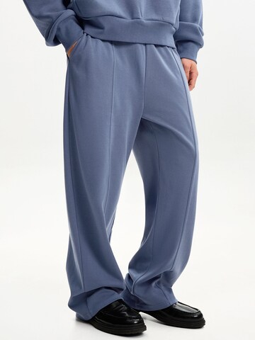 Loosefit Pantaloni di Bershka in blu: frontale