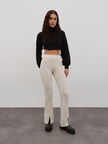 Flared Pantaloni 'Lynn' di EDITED in bianco