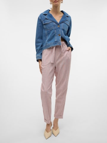 Coupe slim Pantalon chino 'VMLYA' VERO MODA en rouge
