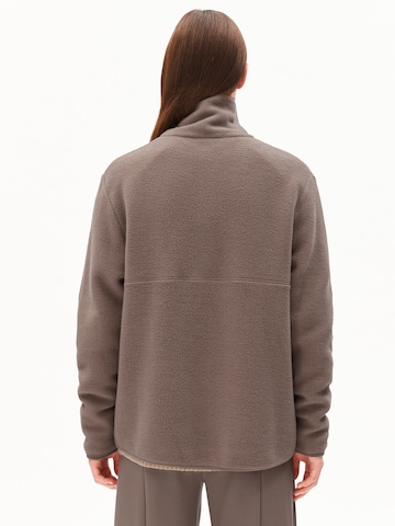 ARMEDANGELS Sweatshirt in Bruin