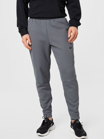 NIKE Tapered Urheiluhousut värissä harmaa: edessä