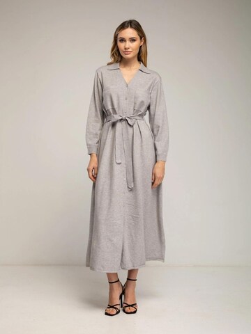 Robes en maille 'Vestido camisero de punto largo con bolsillos en el pecho y cinturon. (GREY)' Tantra en gris