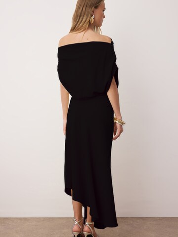 Trendyol Вечернее платье в Черный