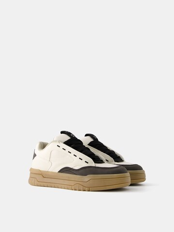 Sneaker low de la Bershka pe mai multe culori