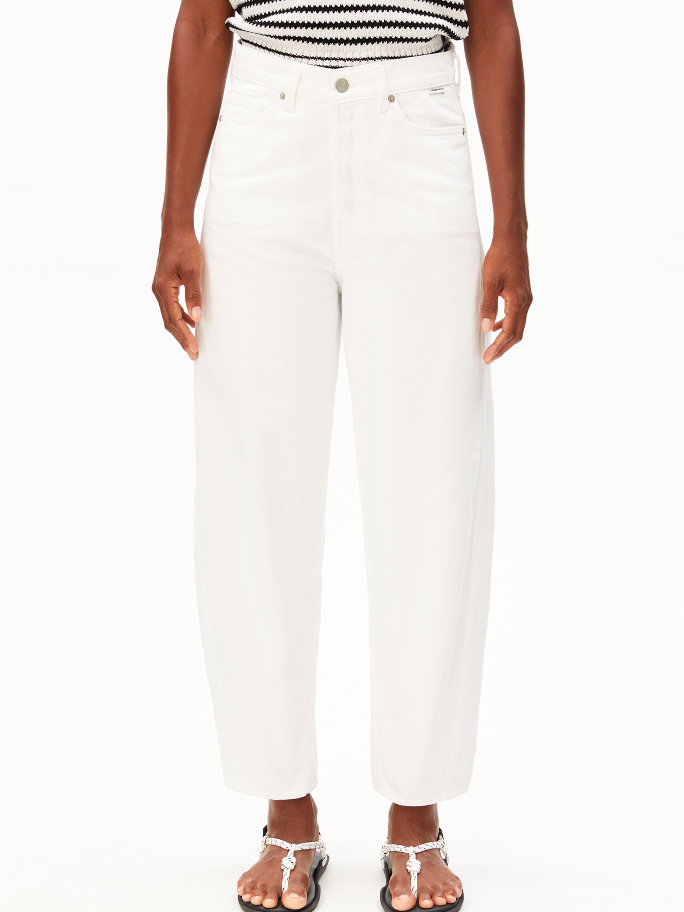 Loosefit Jean 'BAARLY' ARMEDANGELS en blanc : devant