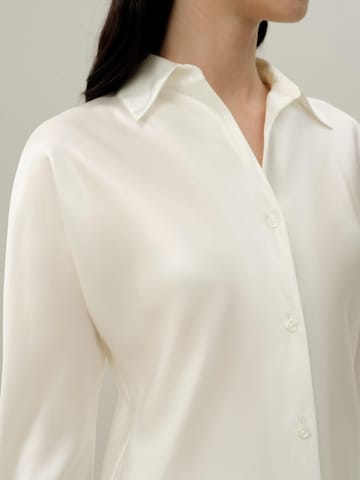 Lilysilk Blouse 'LILYSILK Seidenhemd im Schrägschnitt' in Wit