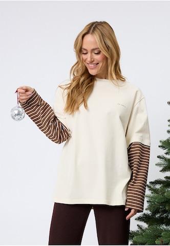 OH APRIL Shirt in Beige: voorkant