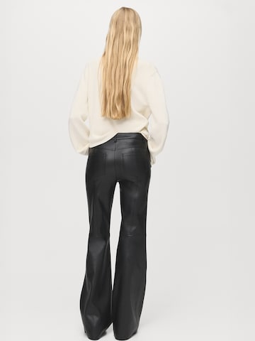 MANGO Flared Byxa 'Connie' i svart