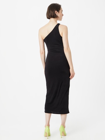 Rochie de la Warehouse pe negru