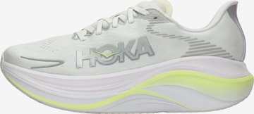 Chaussure de sport 'SKYWARD' HOKA en blanc : devant