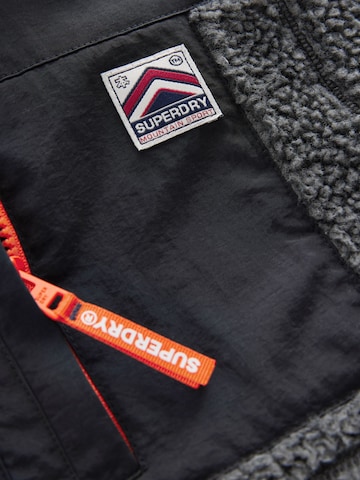 Superdry Välikausitakki värissä musta