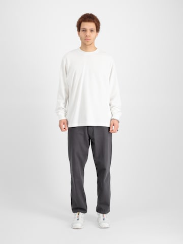 ALPHA INDUSTRIES Loosefit Παντελόνι τσίνο σε γκρι