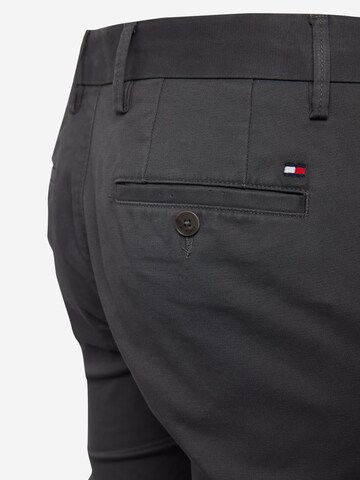 Coupe slim Pantalon chino 'Denton' TOMMY HILFIGER en gris