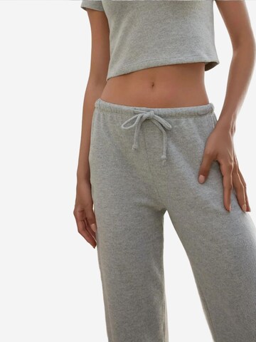 Hiccup - Perna larga Calças em cinzento