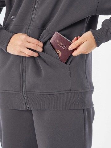 Organication Sweatjacke in Grau