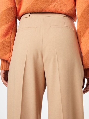 Wide Leg Pantalon à plis 'CAPRIA' NAF NAF en marron