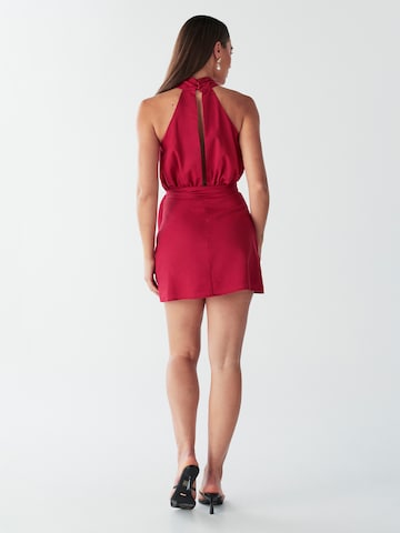 Rochie de la BWLDR pe roșu: spate