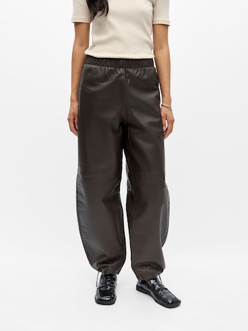 Wide Leg Pantalon 'OBJPELIN' OBJECT en marron : devant