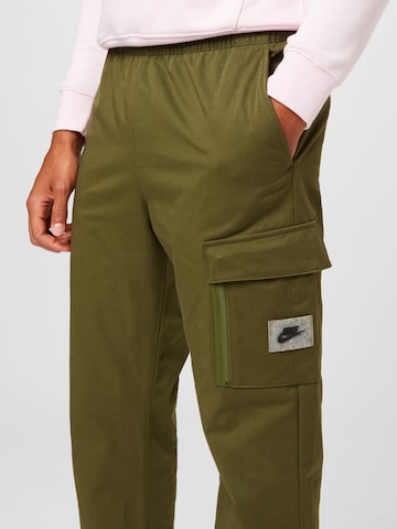 Tapered Pantaloni di Nike Sportswear in verde