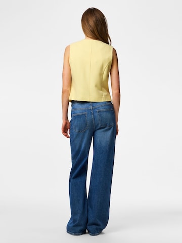 Gilet 'PCKAMIL' PIECES en jaune