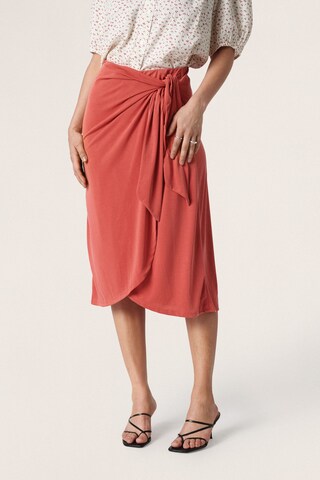 SOAKED IN LUXURY Skirt 'Colissa' in Red: front