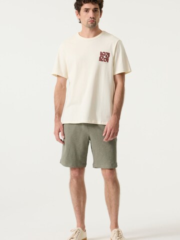 GARCIA Bluser & t-shirts i hvid