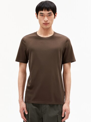 ARMEDANGELS Regular Fit T-Shirt JAAMES in Braun: Vorderseite