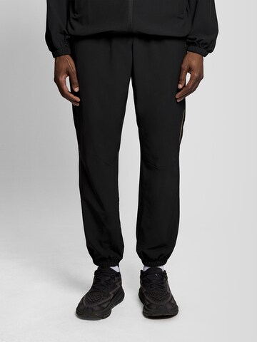 Lyle & Scott Tapered Broek 'Striped Trackies' in Zwart: voorkant