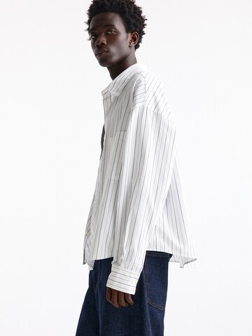 Fit confort Chemise Pull&Bear en blanc