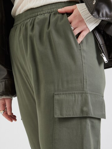 Effilé Pantalon cargo 'CARAris' ONLY Carmakoma en vert