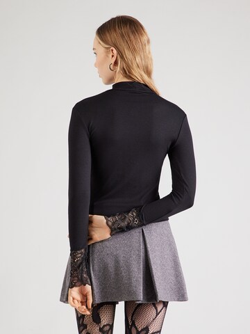 ABOUT YOU Тениска 'Caroline' в черно