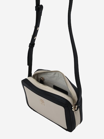 TOMMY HILFIGER Skuldertaske 'Essential' i beige