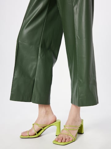 Warehouse - Perna larga Calças com vincos em verde