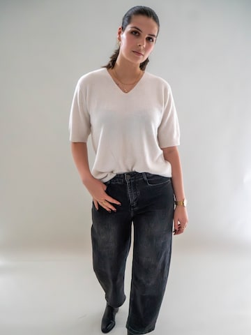 WEARABLE STORIES Trui 'Rune' in Beige: voorkant