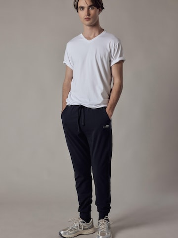 Maglietta 'T-Shirt Scollo a V' di OWN Off With Nature in bianco