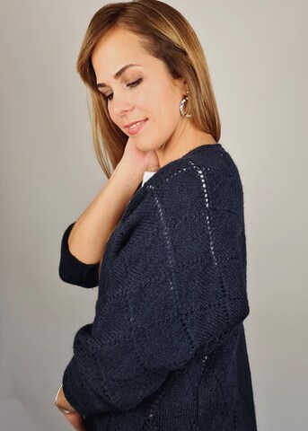 Heimatliebe Knit Cardigan in Blue: front