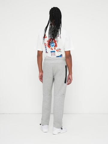 Regular Pantaloni 'TECH FLC' de la Nike Sportswear pe gri