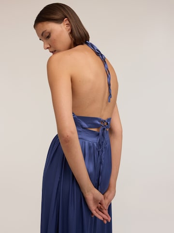 MOTIVI - Vestido de noche en azul