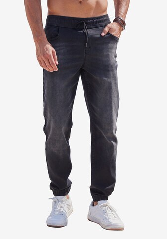 JOHN DEVIN Tapered Jeans in Black: front